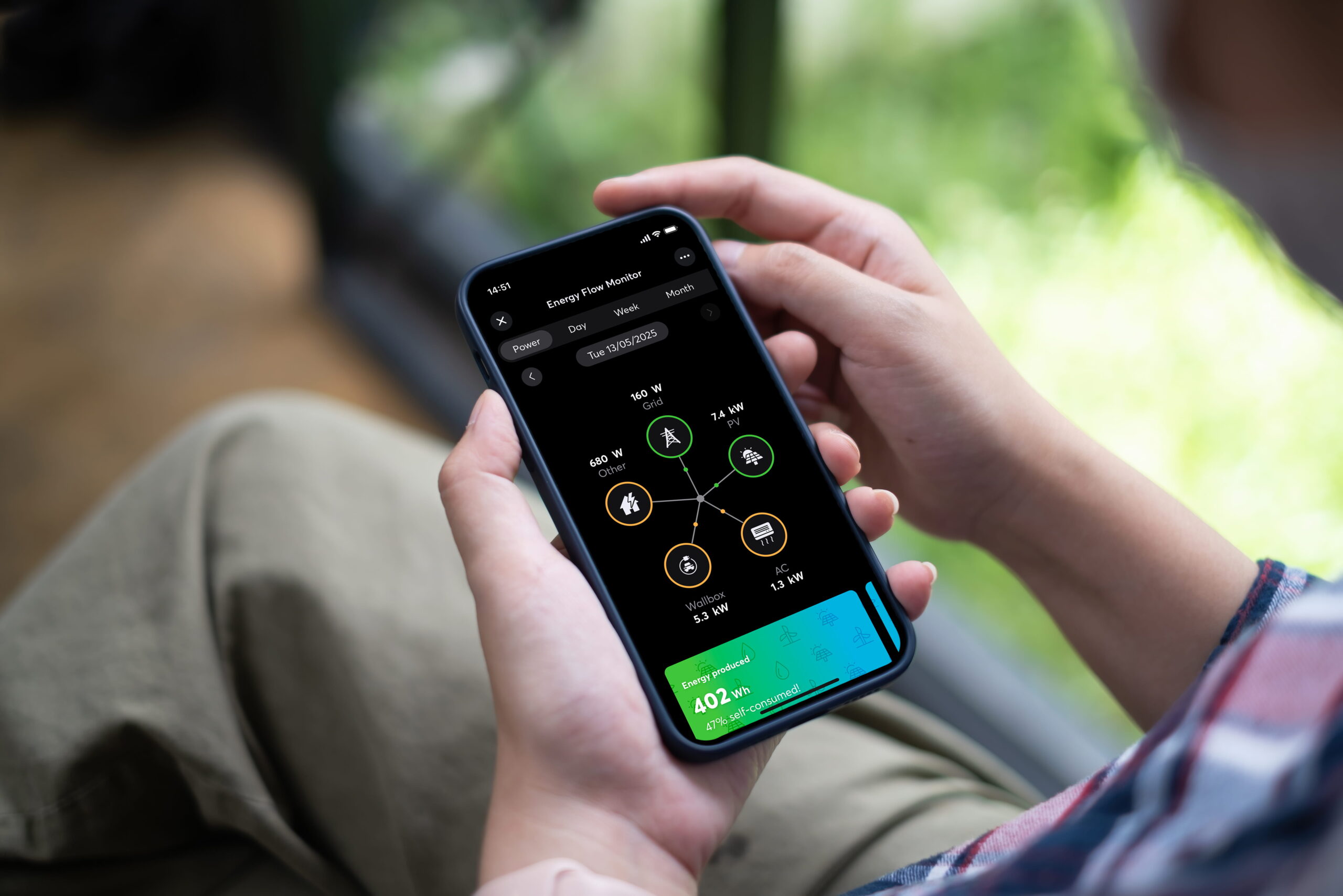 (c) Loxone iPhone-in-Hand-Room-Control-Energy-Flow (1) (c) Loxone iPhone-in-Hand-Room-Control-Energy-Flow (1)